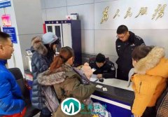 <b>女大学生证件遗落共享车筐,交警做法让人暖心</b>