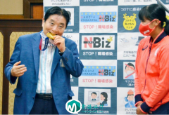 <b>东京奥运会垒球项目冠军的日本选手回乡.市长突然拉下口罩咬住金牌</b>